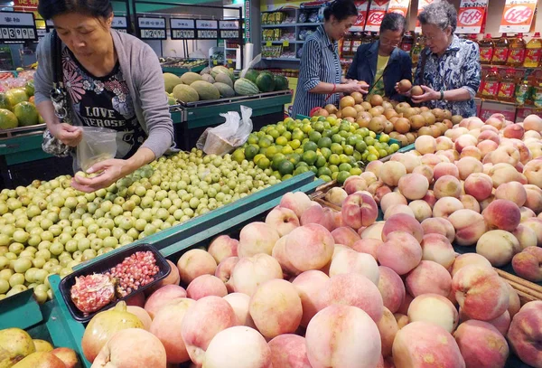 Des Clients Chinois Achètent Des Fruits Dans Supermarché Ville Yichang — Photo