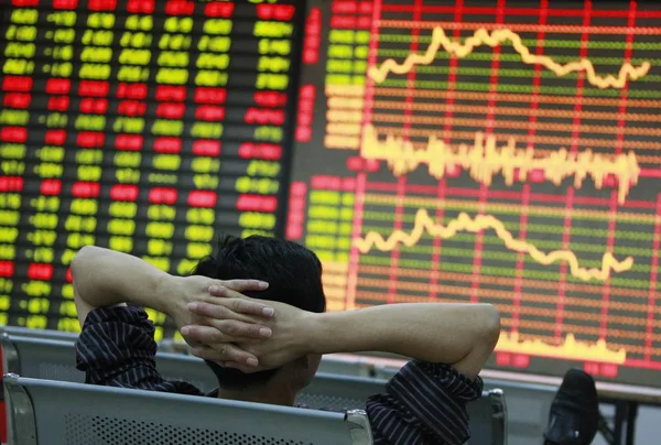 中国の投資家は Huaibei 東中国安徽州の株式仲買の家で株価 価格下落のためのグリーン を見て 月2011 — ストック写真