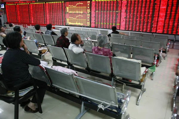 Chinese Investeerders Kijken Aandelenkoersen Rood Voor Prijs Rising Een Voorraad — Stockfoto