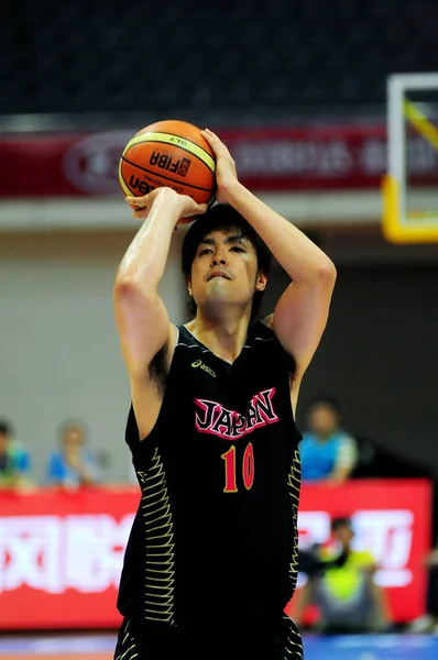2011年6月15日 日本在江苏省东部南京市举行的2011年东亚篮球锦标赛决赛中 日本的小介武助与韩国交手 — 图库照片