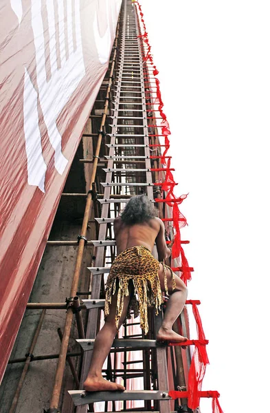 中国のミアオ少数民族の男性が 2011年3月23日 重慶市の大津郡で刃のはしごを登る — ストック写真