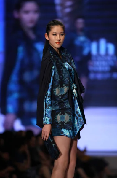 Bir Modeli Yeni Kreasyonlar Finalde Moda Tasarımcıları Eyaletleri Doğu Çin — Stok fotoğraf