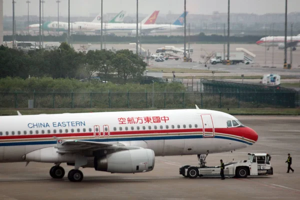 Самолет China Eastern Изображен Шанхайском Аэропорту Пудун Шанхае Китай Ноября — стоковое фото