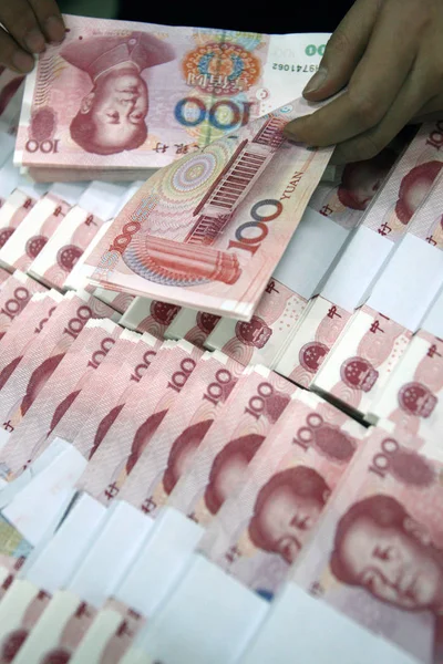 Китайський Клерк Нараховує Юанів Єни Юанів Банкноти Банку Huaibei Міста — стокове фото