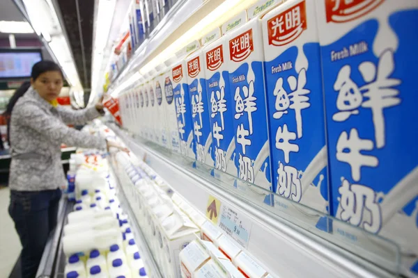 Китайский Покупатель Покупает Молоко Другие Молочные Продукты Bright Dairy Супермаркете — стоковое фото