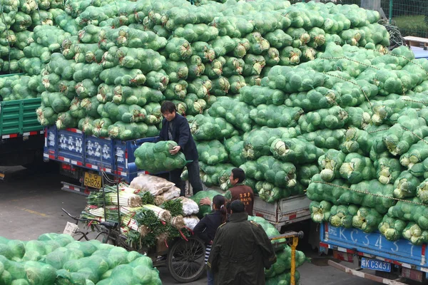 Jordbrukare Ses Högar Osålda Kål Shanghais Jiangqiao Grossistmarknaden Shanghai Kina — Stockfoto