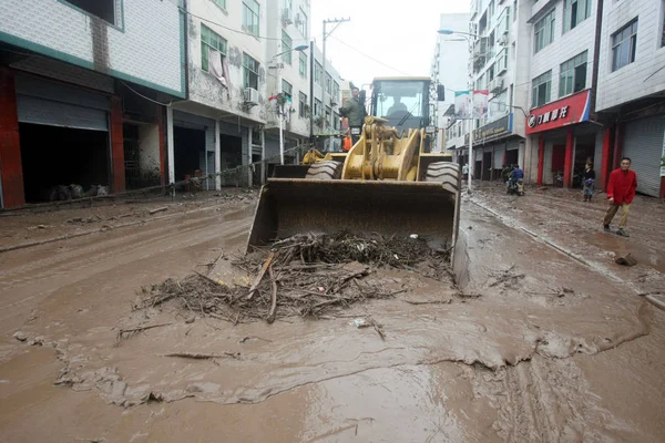 Рабочие Убирают Грязь Мусор Улице Смытой Наводнениями Городе Байи Уезд — стоковое фото