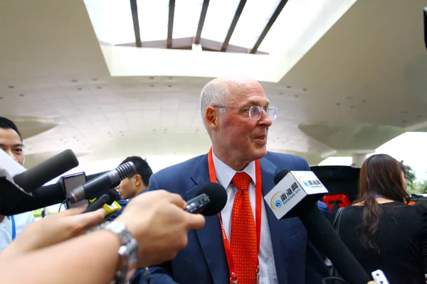 美国前财政部长鲍尔森 Henry Paulson 2011年4月13日抵达中国南部海南省琼海市后接受采访 — 图库照片