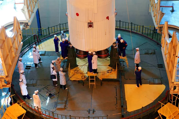 과학자와 엔지니어는 캐리어 로켓의 부스터를 합니다 북서부 근처의 센터에서 2011 — 스톡 사진