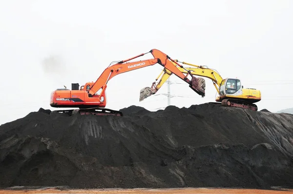 Gli Escavatori Trasportano Minerale Ferro Porto Qingdao Nella Città Qingdao — Foto Stock