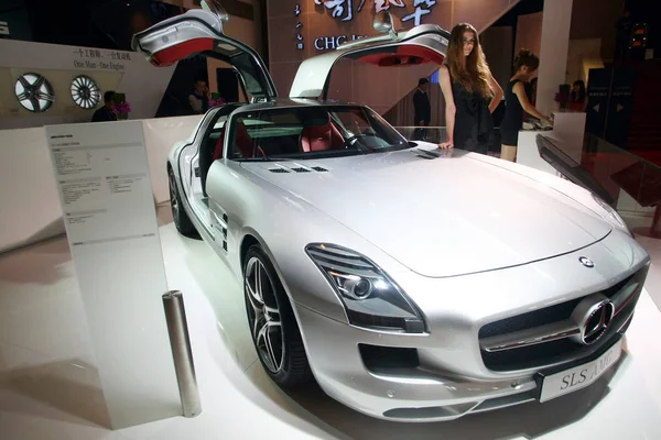 Modelo Posa Com Mercedes Benz Sls Amg Durante Top Marques — Fotografia de Stock