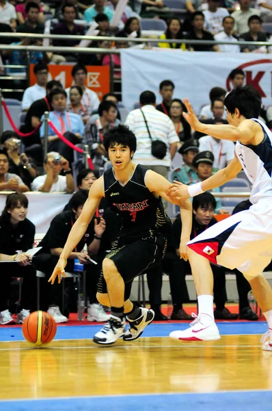 2011年6月15日 在中国东部江苏省南京市举行的2011年东亚篮球锦标赛决赛中 日本的石崎隆美 试图突破韩国选手 — 图库照片