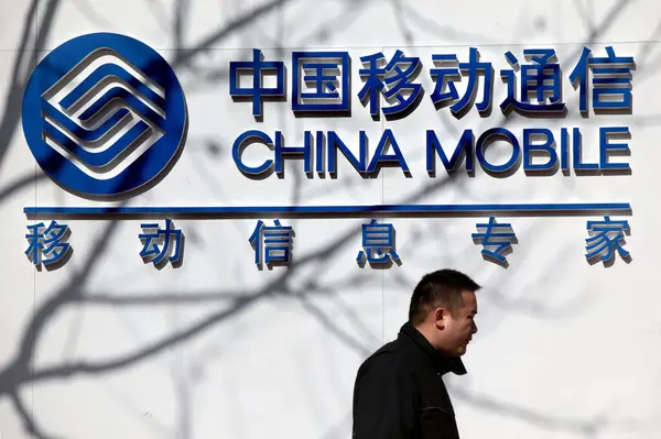Ein Chinesischer Mann Spaziert Logo Von China Mobile Beijing China — Stockfoto