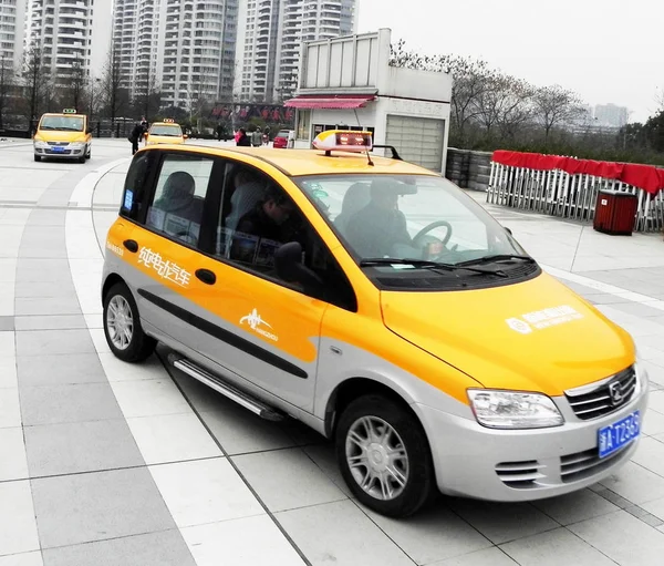 Taxis Eléctricos Que Transportan Pasajeros Representan Una Carretera Ciudad Hangzhou —  Fotos de Stock