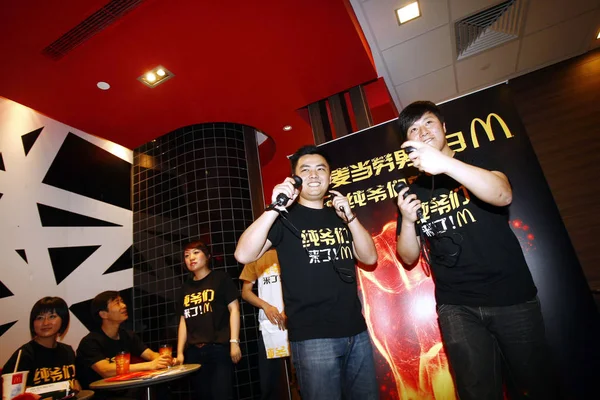 Wii 맥도날드 상하이 중국에 맥도날드 레스토랑에서 새로운 쇠고기 햄버거 2011 — 스톡 사진