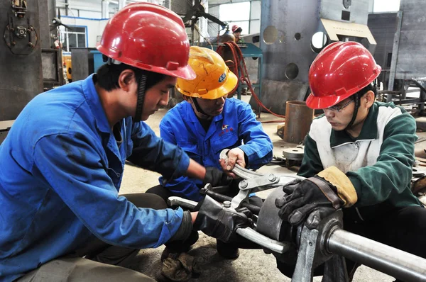 Lavoratori Sono Visti Lavorare Una Fabbrica Zouping Provincia Orientale Dello — Foto Stock