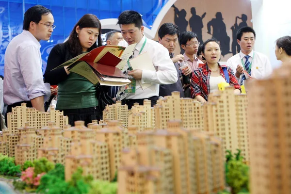 Homebuyers Pillantást Modellek Lakó Projekt Során Egy Ingatlan Valós Shanghai — Stock Fotó