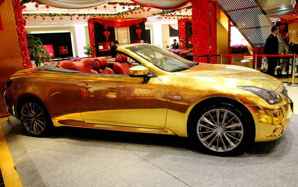 Infiniti G37 Coupe Convertible Oro Exhibe Una Tienda Oro Joyas — Foto de Stock