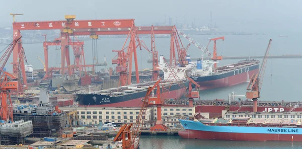 Scheepswerf Van Dalian Nieuwe Scheepsbouw Heavy Industry Ltd Wordt Gezien — Stockfoto