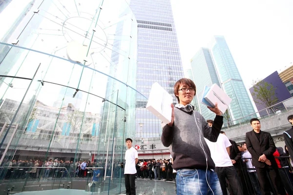 Перший Покупець Ipad Apple Store Святкує Межами Магазина Lujiuui Фінансовий — стокове фото