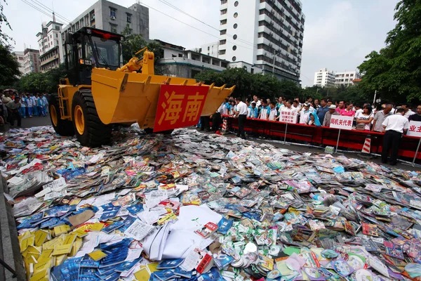 Una Excavadora Destruye Dvds Libros Pirateados Ciudad Haikou Provincia Chinas — Foto de Stock