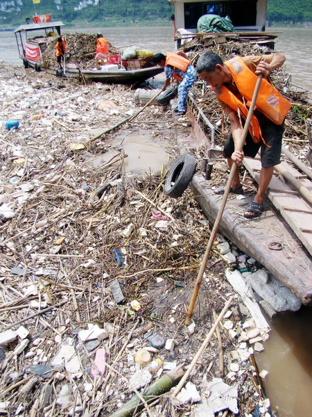 Lavoratori Cinesi Ripuliscono Rifiuti Galleggianti Sul Fiume Yangtze Nel Bacino — Foto Stock