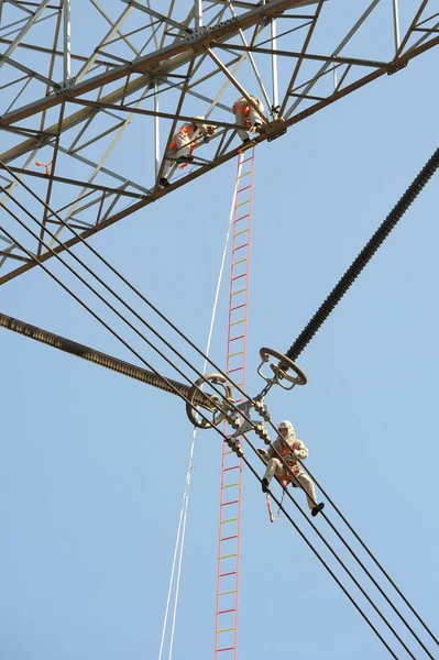 Eletricistas Relógio Pilão Outra Reparação Linhas Energia 660Kv Aldeia Louzhuang — Fotografia de Stock