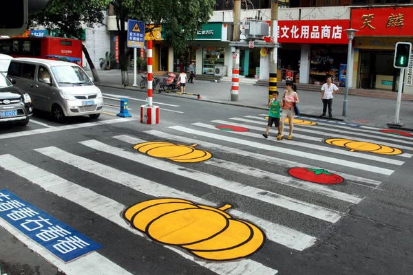 Des Résidents Locaux Traversent Passage Piétonnier Avec Des Peintures Citrouille — Photo