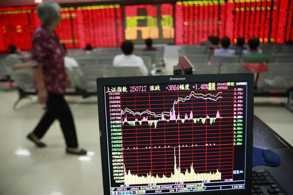 Čínští Investoři Podívejte Ceny Akcií Červená Pro Cen Stoupající Makléřské — Stock fotografie