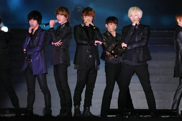 2011年9月25日 韩国乐队 超级少年 在北京国家体育场 举行的音乐节上表演 — 图库照片
