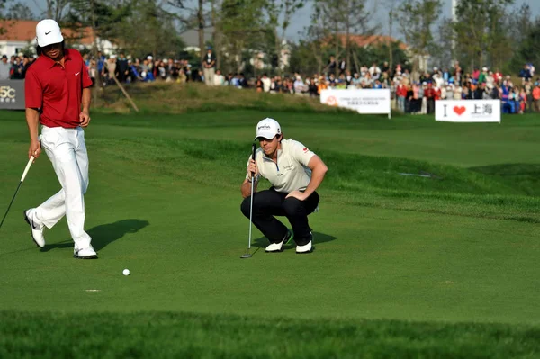 Rory Mcilroy Της Βόρειας Ιρλανδίας Δεξιά Θεωρεί Ένα Ελαφρό Δίπλα — Φωτογραφία Αρχείου