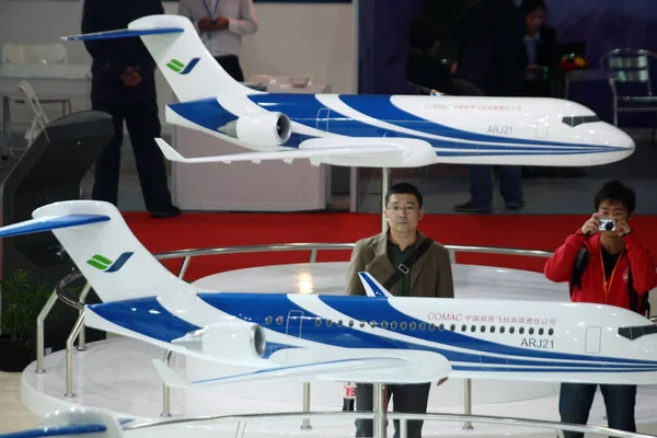 Посетители Смотрят Модель Самолета Arj21 Коммерческой Авиационной Корпорации Китая Известной — стоковое фото