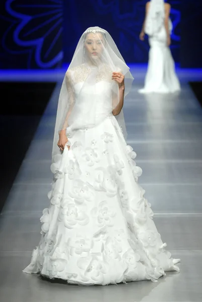 2011年10月29日在中国北京举行的2012中国斯普林夏季时装周 家庭杯中国婚纱设计大赛 — 图库照片
