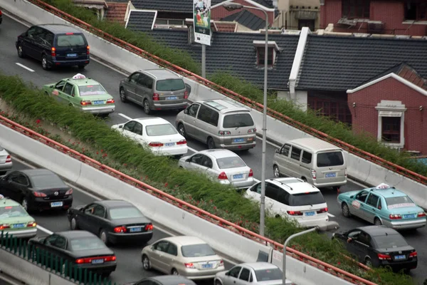 Masses Cars Move Slowly Traffic Jam Viaduct Last Working Day — Stock Photo, Image