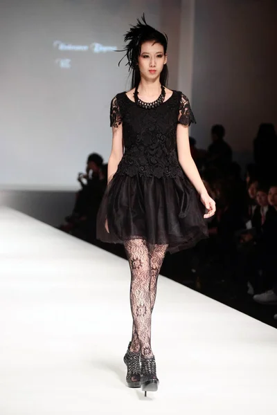 Modeshow Van Undercover Elegantie Sjanghai 2011 Herfst Winter Fashion Week — Stockfoto