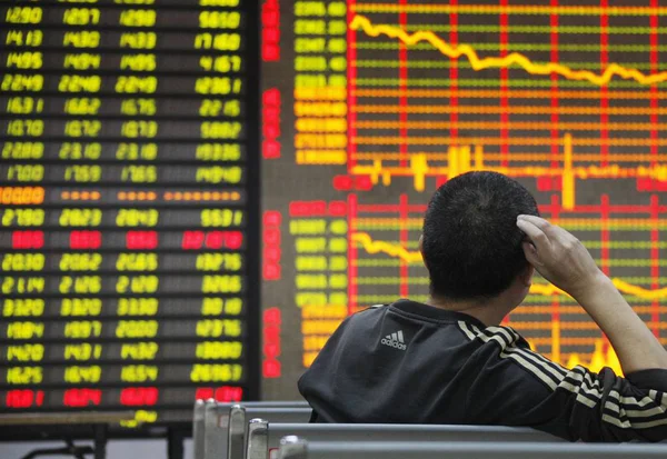東中国安徽省 2011 日の株式証券会社で株価 価格の落下のための緑 を見て中国投資家 — ストック写真