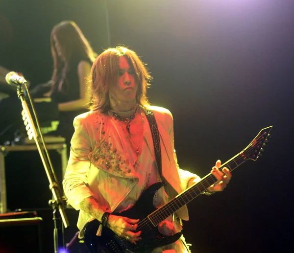 2011年10月30日 在中国上海上海大舞台上举行的 日本音乐会上 日本重金属乐队 日本的杉子表演 — 图库照片