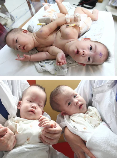 2011년 29일 상하이 어린이 센터에서 쌍둥이 자매의 — 스톡 사진