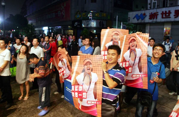 Residenti Locali Sostengono Manifesti Della Star Del Tennis Cinese Mentre — Foto Stock