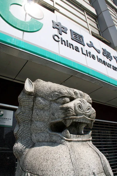 Leão Pedra Retratado Frente Ramo China Life Insurance Ltd Cidade — Fotografia de Stock