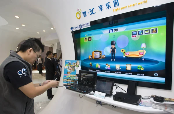 訪問者は 2011年中国北京の中国国際展示センターで2011年中国国際郵便電気通信展中にインタラクティブなゲームをプレイします 2011年9月26日 — ストック写真