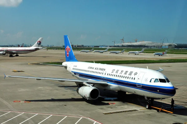 中国南方航空の飛行機は 深セン 中国南部広東省の深セン国際空港で見られます 2011年8月2日 — ストック写真