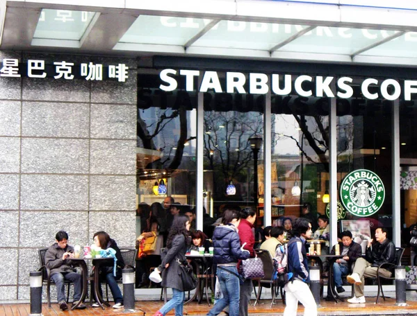 Zákazníci Mohou Vychutnat Kávu Kavárně Starbucks Šanghaji Číně Dubna 2011 — Stock fotografie