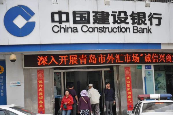 Πεζοί Περπατούν Πάνω Από Ένα Υποκατάστημα Της Κίνας Κατασκευαστική Τράπεζα — Φωτογραφία Αρχείου