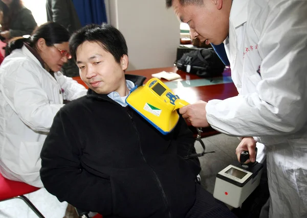 Chiński Personel Medyczny Skanuje Człowieka Który Krzywka Japonii Aby Sprawdzić — Zdjęcie stockowe