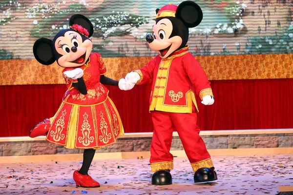 2011년 상하이 디즈니 리조트 기공식에서 마우스와 마우스가 공연하고 — 스톡 사진