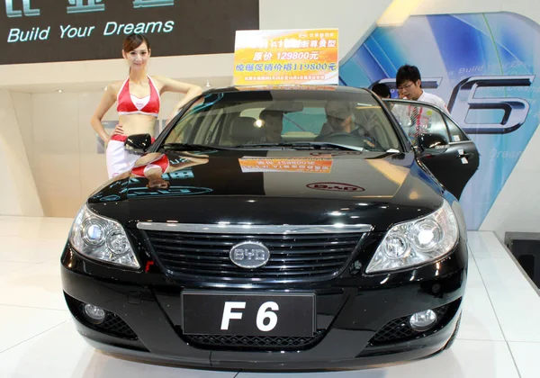 Besökare Prova Byd Bilutställning Nanjing City East Chinas Jiangsu Provinsen — Stockfoto