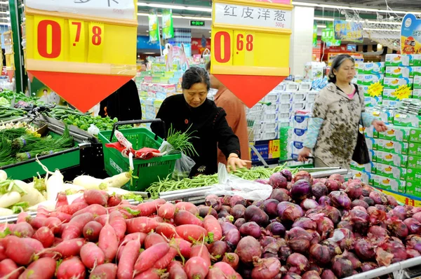 Compradores Chinos Compran Comida Supermercado Ciudad Lianyungang Provincia Chinas Jiangsui — Foto de Stock