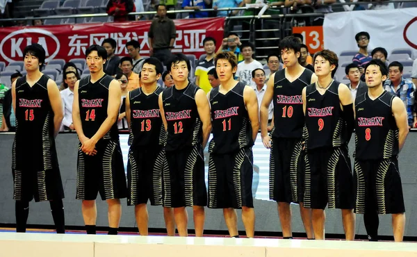 日本の選手が授賞式 2011 日東中国江蘇省南京市に 2011 年東アジア バスケット ボール選手権の彼らの決勝で韓国に敗北した後写真します — ストック写真
