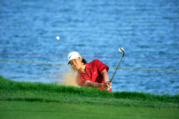 2011年10月30日 在中国上海举行的马拉伦湖上海大师赛最后一轮高尔夫比赛中 美国选手安东尼 金从掩体中走出来 — 图库照片